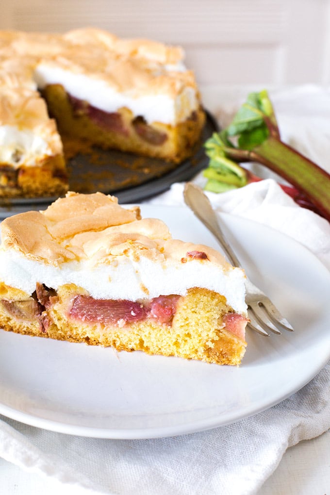 Rhabarberkuchen mit Baiser und Marzipan - Kochkarussell