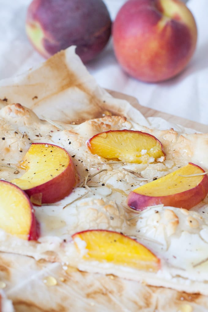 Schneller Flammkuchen mit Pfirsich, Ziegenkäse und Honig