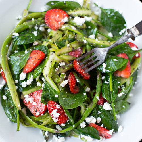 Spargel-Erdbeer-Salat mit Feta: Einfach und super gut
