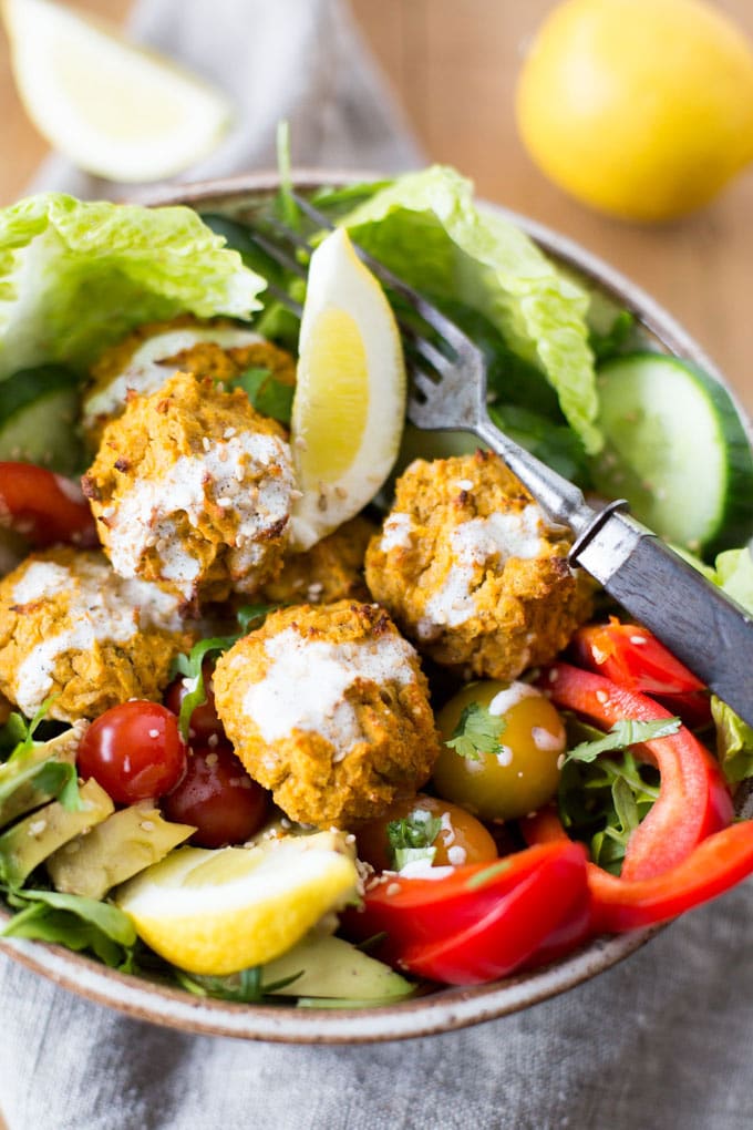 Süßkartoffel-Falafel Buddha Bowl in einer Schüssel