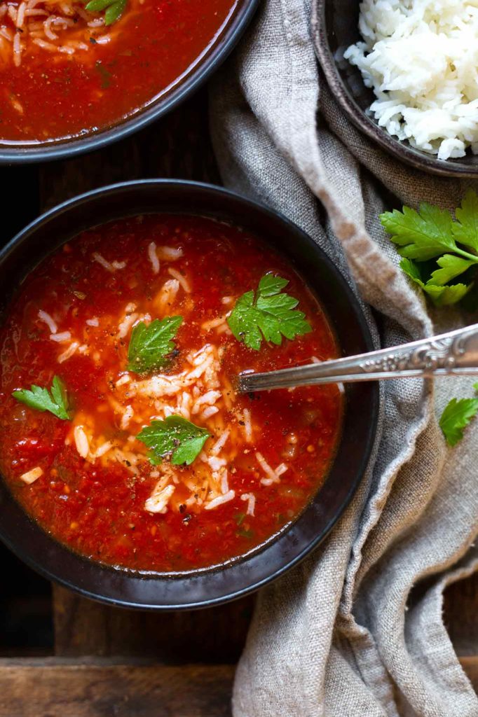 Tomatensuppe mit Reis. 15 schnelle und einfache Suppen- und Eintopfrezepte. Kochkarussell - dein Foodblog für schnelle und einfache Feierabendküche.