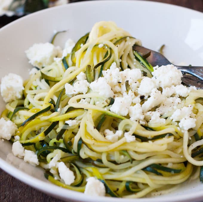 Low Carb Zucchini-Spaghetti mit Zitrone und Feta
