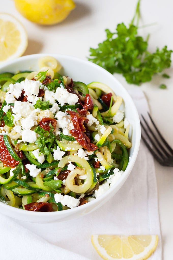 Low Carb Zucchini Spaghetti mit getrockneten Tomaten und Feta Low Carb Zucchini Spaghetti mit getrockneten Tomaten und Feta