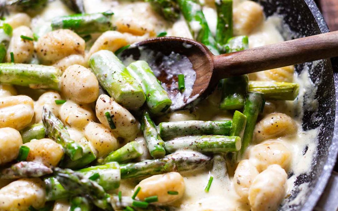 Turboschnelle Gnocchi-Pfanne mit grünem Spargel und Sahne-Frischkäse-Sauce (20 Minuten!)