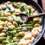 Gnocchi-Pfanne mit grünem Spargel und Sahne-Frischkäse-Sauce-1