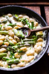 Gnocchi-Pfanne mit grünem Spargel und Sahne-Frischkäse-Sauce