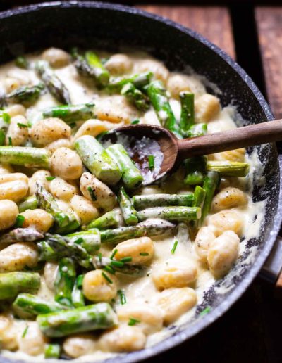 Gnocchi-Pfanne mit grünem Spargel und Sahne-Frischkäse-Sauce