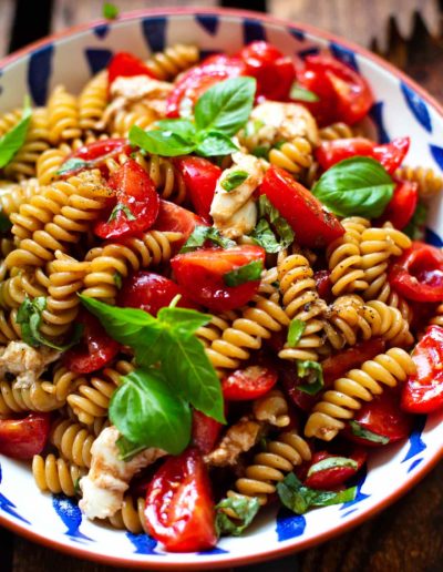 Tomaten-Mozzarella-Nudelsalat