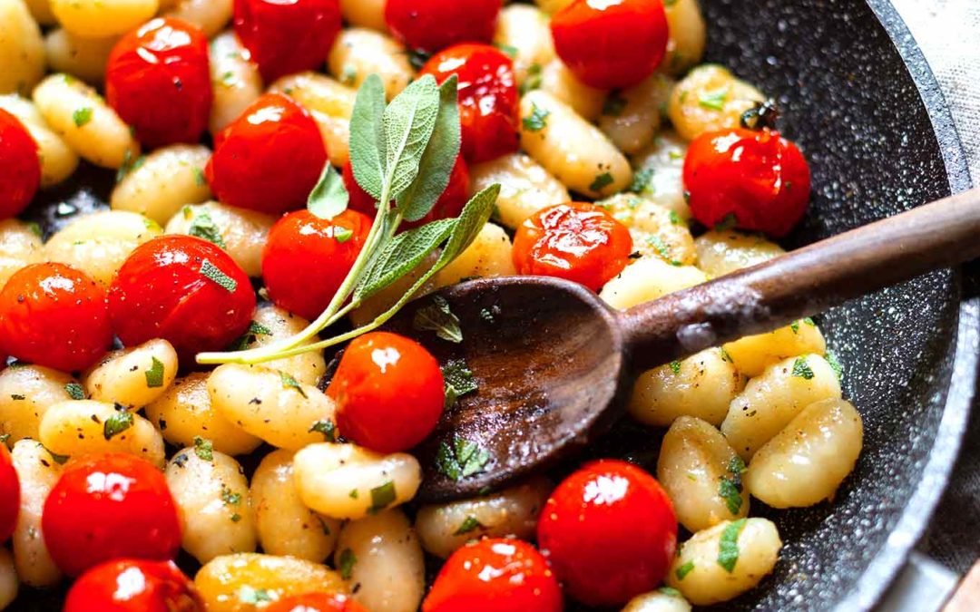 Einfache Salbei-Gnocchi mit gebratenen Tomaten (5 Zutaten!)