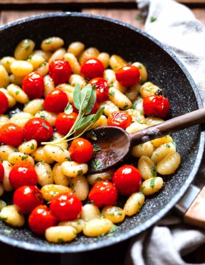 Salbei-Gnocchi mit gebratenen Tomaten