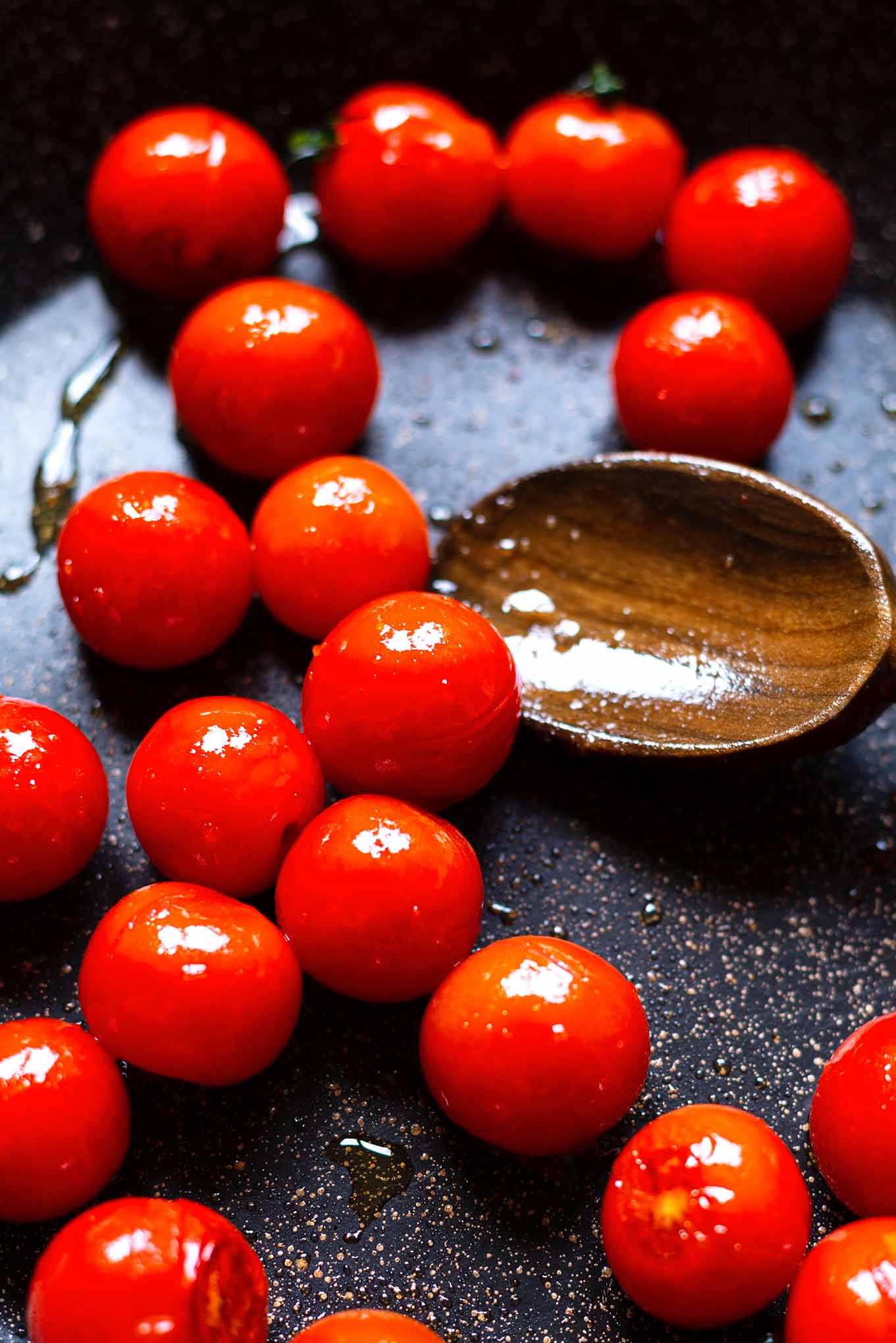 Salbei-Gnocchi mit gebratenen Tomaten, Butter und Olivenöl. Dieses super einfache 5 Zutaten Rezept ist unser liebster Feierabend-Quickie! Kochkarussell - dein Foodblog für schnelle & einfache Feierabendküche.