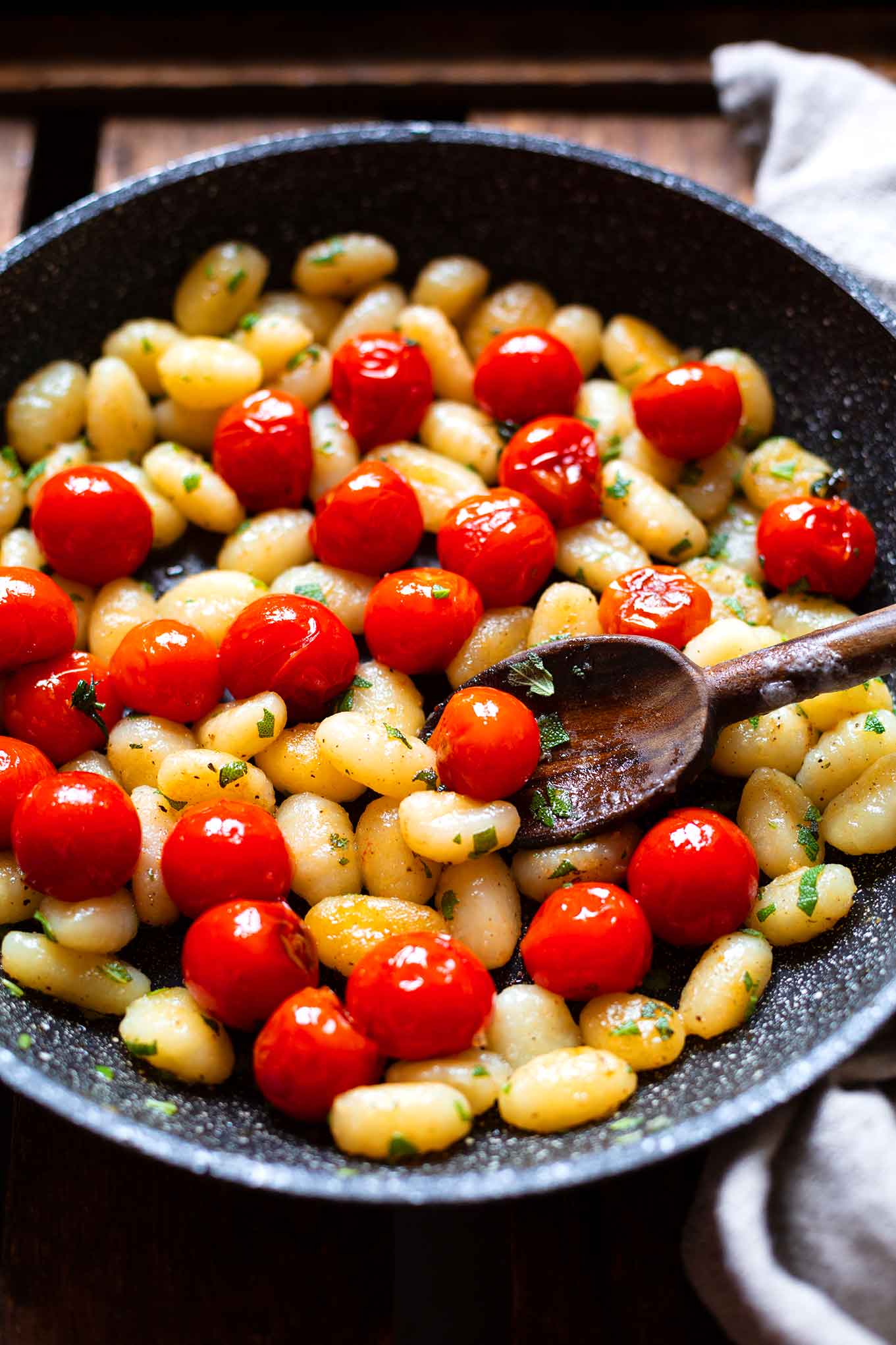 Salbei-Gnocchi mit gebratenen Tomaten, Butter und Olivenöl. Dieses super einfache 5 Zutaten Rezept ist unser liebster Feierabend-Quickie! Kochkarussell - dein Foodblog für schnelle & einfache Feierabendküche.