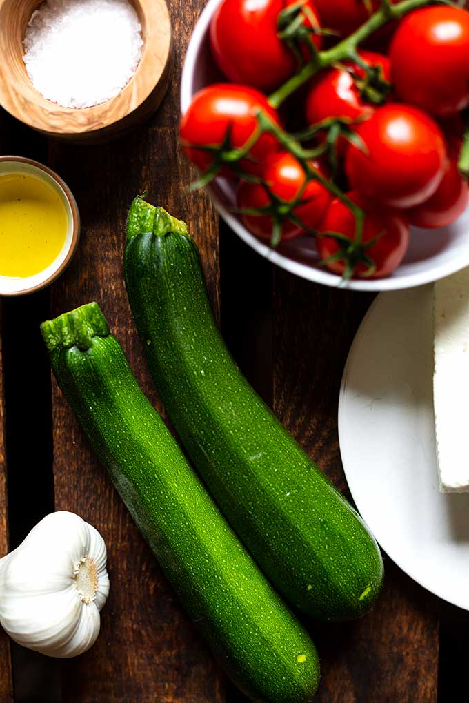 Einfacher Tomaten-Zucchini-Auflauf mit Feta: Dieses vegetarische 5 Zutaten-Rezept ist super schnell vorbereitet und SO gut! Kochkarussell Foodblog