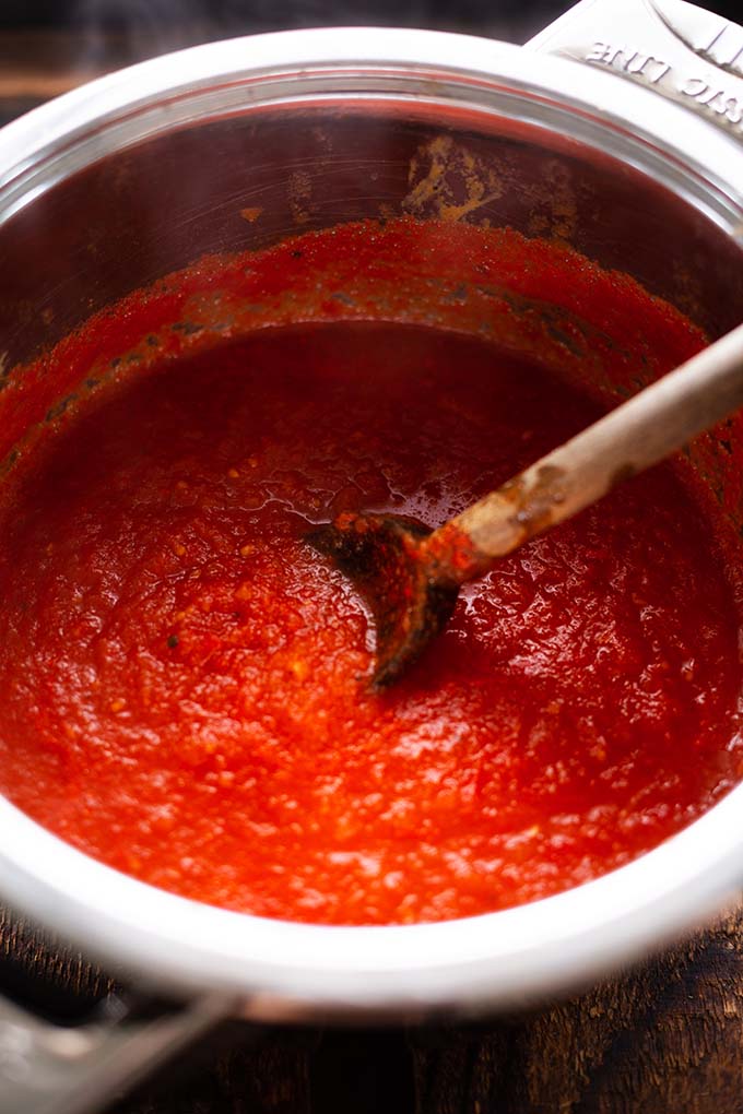 Ketchup selber machen aus nur 5 Zutaten. Gesund, lecker & schnell zubereitet. Perfekt für die Familienküche & als Geschenk aus der Küche. Kochkarussell - dein Foodblog für schnelle und einfache Feierabendrezepte.