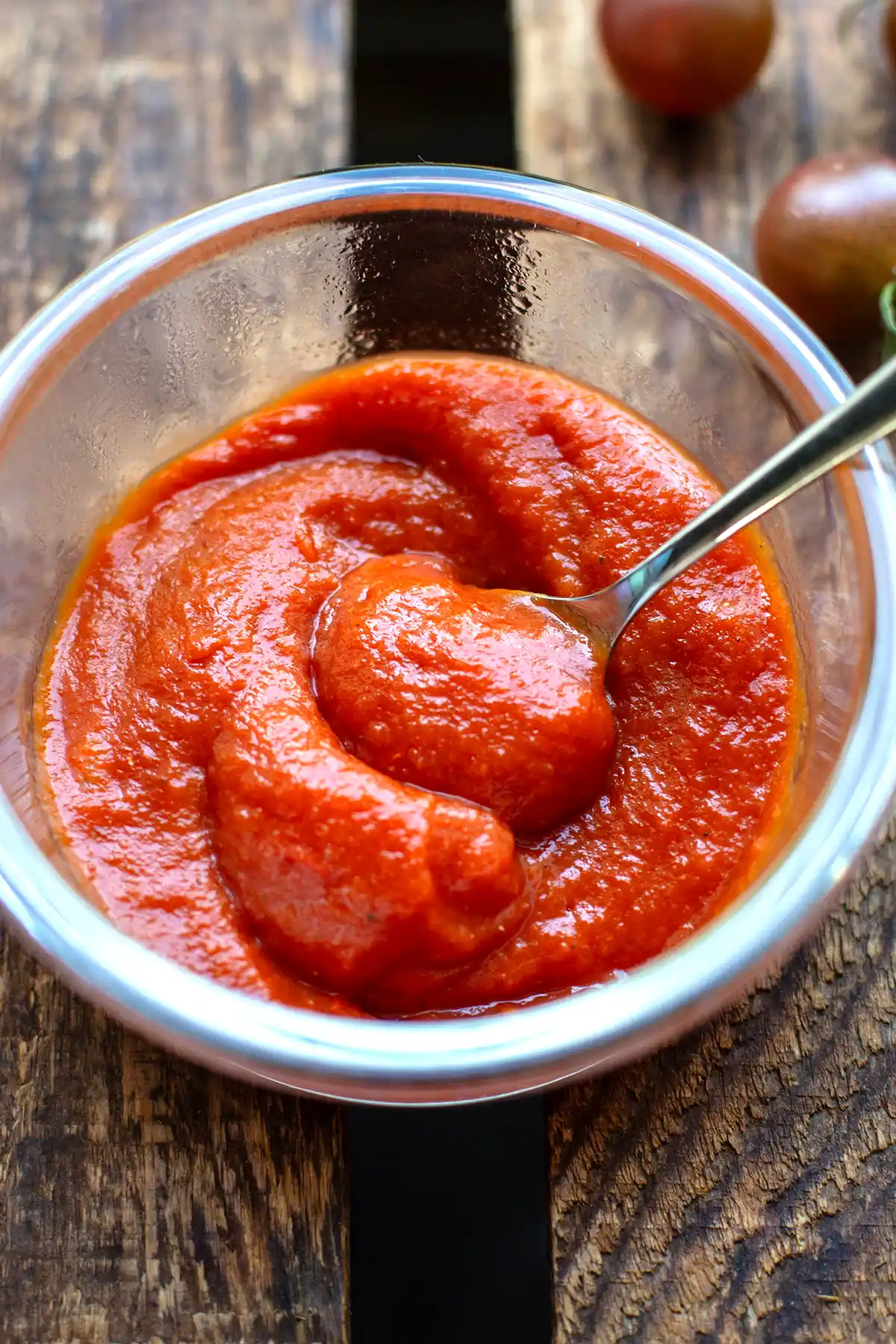 Schale mit selbstgemachtem Tomatenketchup