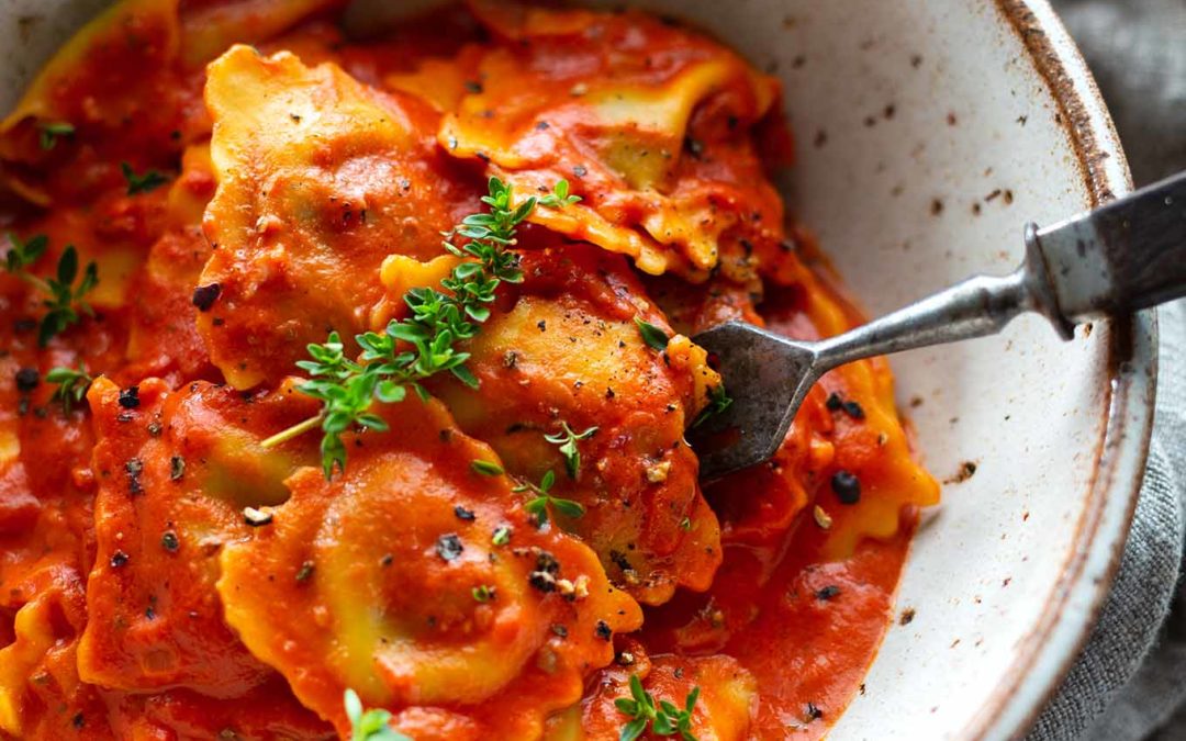 Einfache Ravioli mit Tomatensauce (20 Minuten!)