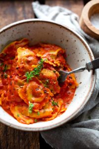 Einfache Ravioli mit Tomatensauce