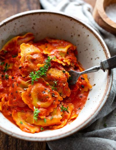 Einfache Ravioli mit Tomatensauce