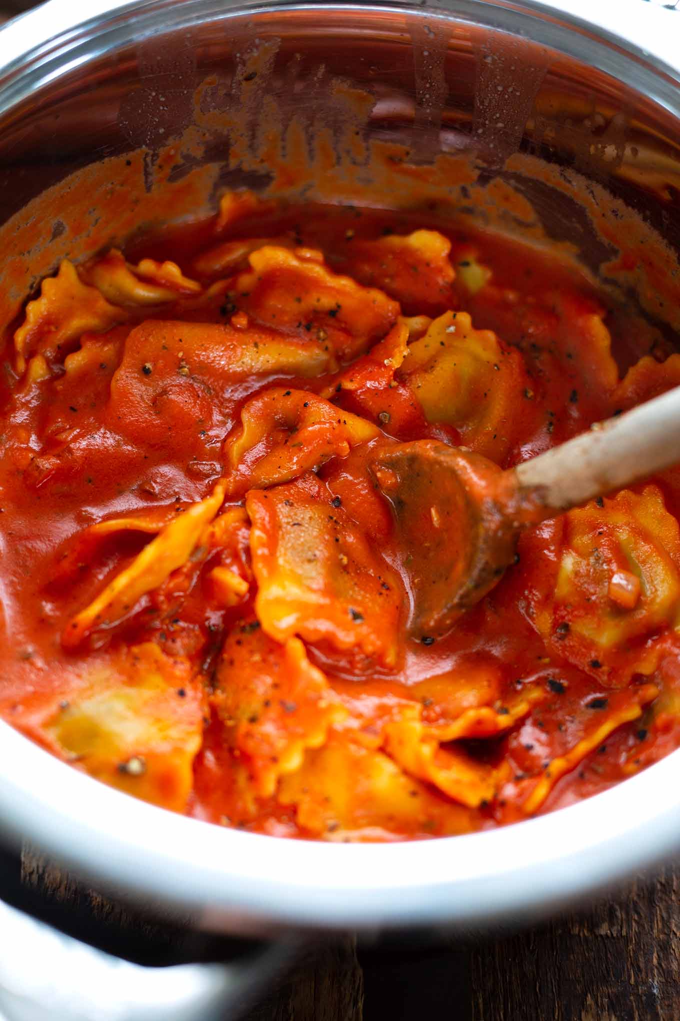 Einfache Ravioli mit Tomatensauce. Bock auf einfache Ravioli mit Tomatensauce ganz ohne Dose? Dann ist dieses schnelle & leckere Rezept genau das Richtige! Hier geht's zum Klassiker! Kochkarussell - dein Foodblog für schnelle und einfache Feierabendküche.