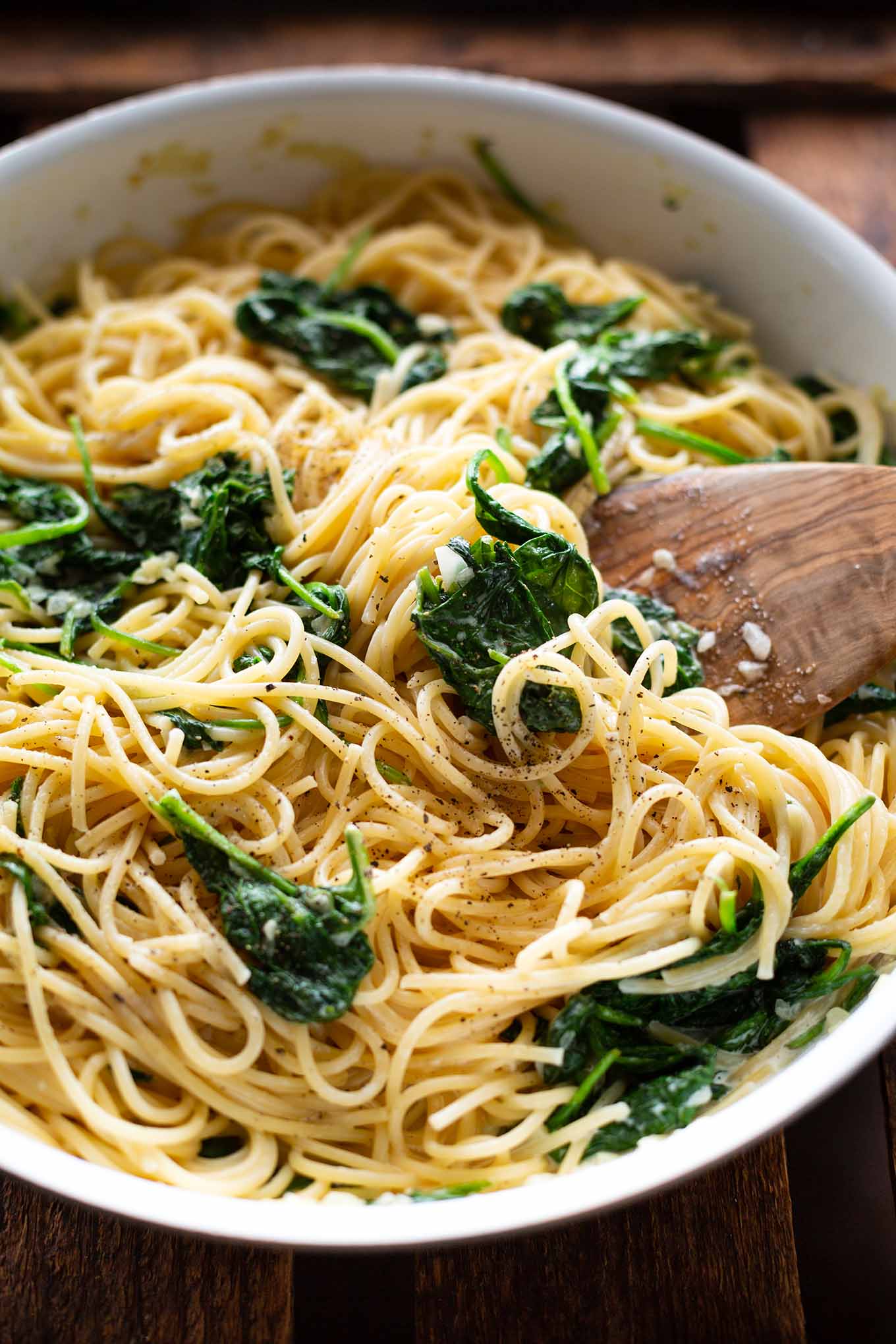 Für super leckere Spaghetti mit Spinat-Frischkäse-Sauce brauchst du nur 5 Zutaten und weniger als 20 Minuten Zeit. Ein perfektes leichtes und schnelles Abendessen für die ganze Familie. Kochkarussell - dein Foodblog für schnelle und einfache Feierabendküche.