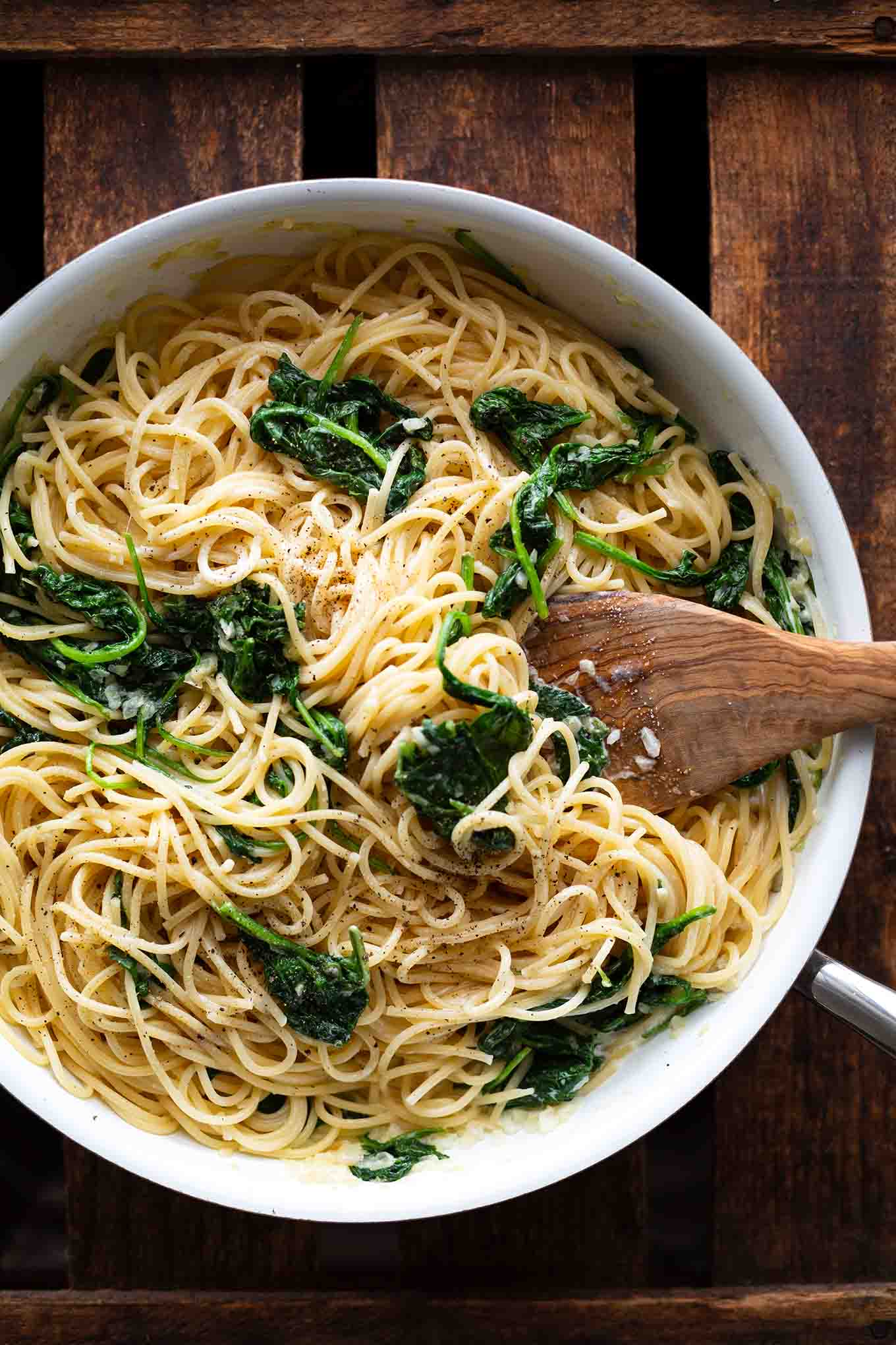 Für super leckere Spaghetti mit Spinat-Frischkäse-Sauce brauchst du nur 5 Zutaten und weniger als 20 Minuten Zeit. Ein perfektes leichtes und schnelles Abendessen für die ganze Familie. Kochkarussell - dein Foodblog für schnelle und einfache Feierabendküche.