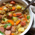 Omas-einfache-Linsensuppe-mit-Wuerstchen