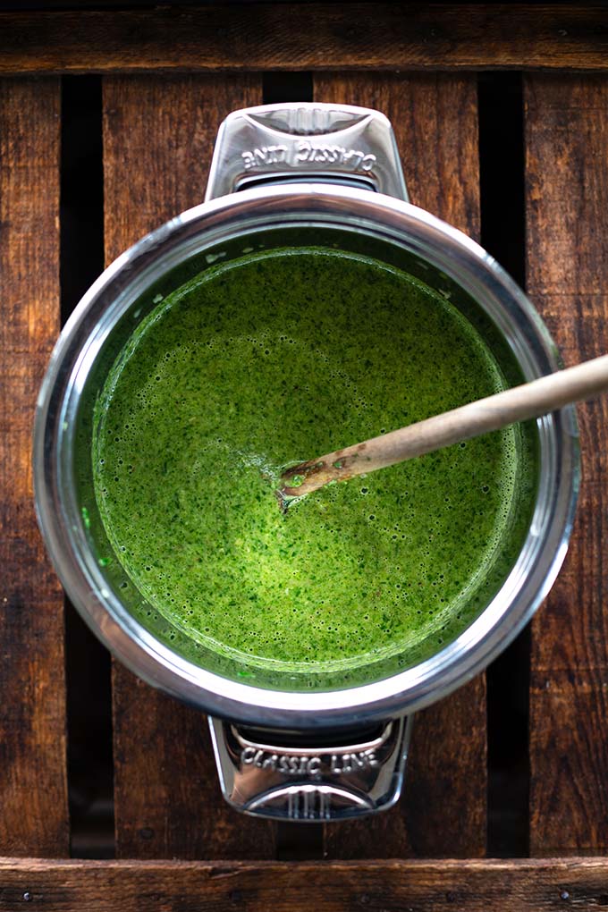 Für diese einfache Spinat-Waldpilz-Suppe brauchst du nur 5 Zutaten und 20 Minuten Zeit. Cremig, sättigend, schnell und SO gut! Kochkarussell - dein Foodblog für schnelle und einfache Rezepte.