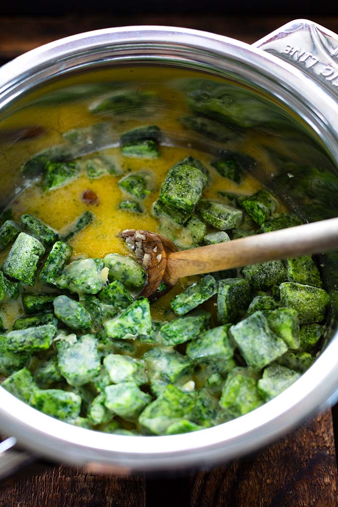 Für diese einfache Spinat-Waldpilz-Suppe brauchst du nur 5 Zutaten und 20 Minuten Zeit. Cremig, sättigend, schnell und SO gut! Kochkarussell - dein Foodblog für schnelle und einfache Rezepte.