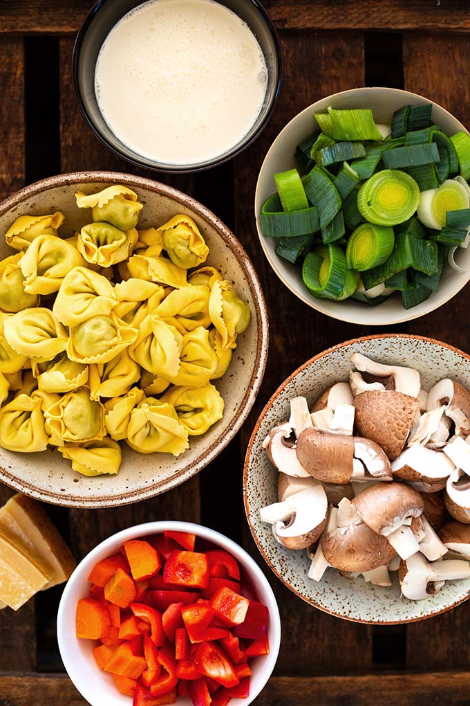 Einfacher Tortellini-Auflauf mit Gemüse und Sahnesauce aus dem Backofen: Dieses schnelle vegetarische Rezept schmeckt der ganzen Familie! - Kochkarussell