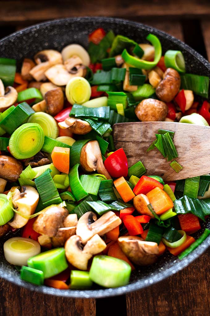 Einfacher Tortellini-Auflauf mit Gemüse und Sahnesauce aus dem Backofen: Dieses schnelle vegetarische Rezept schmeckt der ganzen Familie! - Kochkarussell