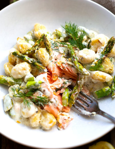 Grüner Spargel mit Lachs & Gnocchi aus dem Ofen