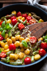 Grüner Spargel mit Gnocchi und Tomaten aus der Pfanne