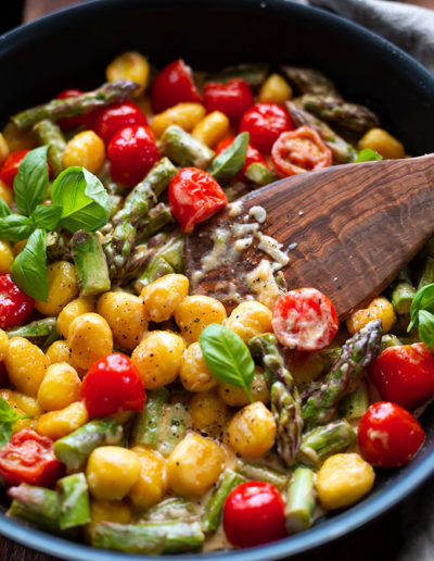 Grüner Spargel mit Gnocchi und Tomaten aus der Pfanne