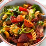Mediterraner-Nudelsalat-mit-Rucola-und-Serrano-Schinken-1