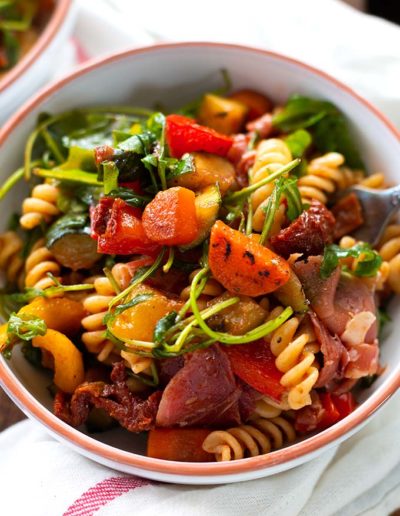 Mediterraner Nudelsalat mit Rucola und Serrano Schinken