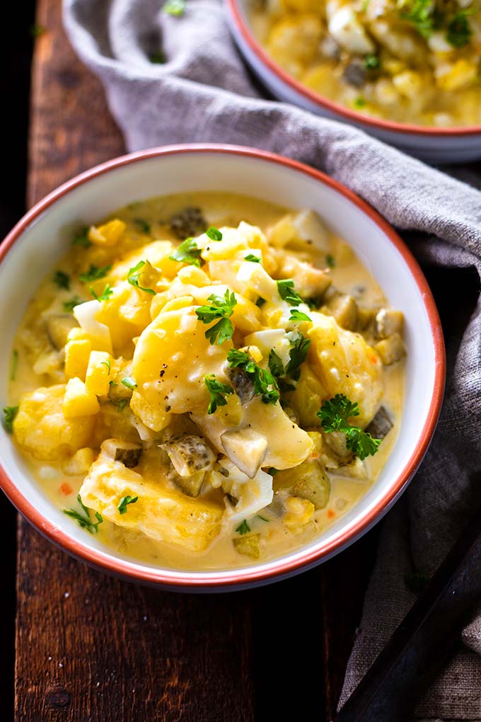 Omas bester Kartoffelsalat mit Mayonnaise & Ei ist perfekt zum Grillen. Das Rezept ist einfach, schnell gemacht & so lecker. Dazu könnt ihr es super vorbereiten und der Salat ist Meal Prep-geeignet. Diesen Kartoffelsalat müsst ihr probieren. Kochkarussell - dein Foodblog für schnelle und einfache Feierabendrezepte.