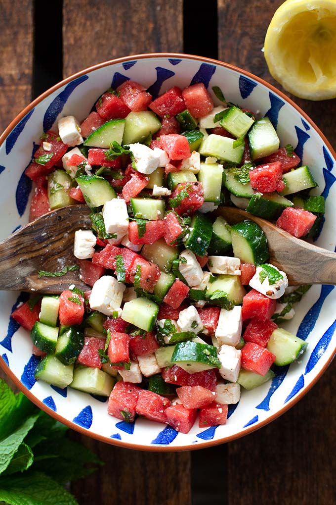 Dieser Melonen-Feta-Salat ist leicht, lecker & super schnell zubereitet. In nur 20 Minuten steht der erfrischende Sommersalat auf dem Tisch. Kochkarussell - dein Foodblog für schnelle und einfache Feierabendrezepte.