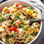 Klassischer-Nudelsalat-mit-Fleischwurst-und-Erbsen-1