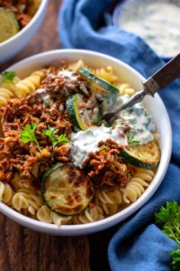 Türkische Pasta mit Hackfleisch und Joghurt-Sauce