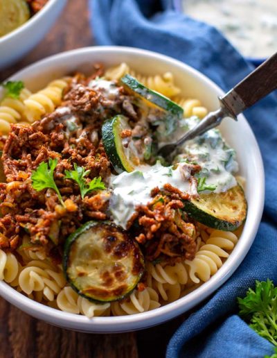 Türkische Pasta mit Hackfleisch und Joghurt-Sauce