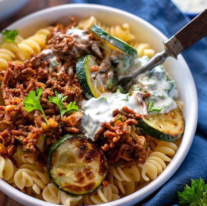 Türkische Pasta mit Hackfleisch und Joghurt-Sauce