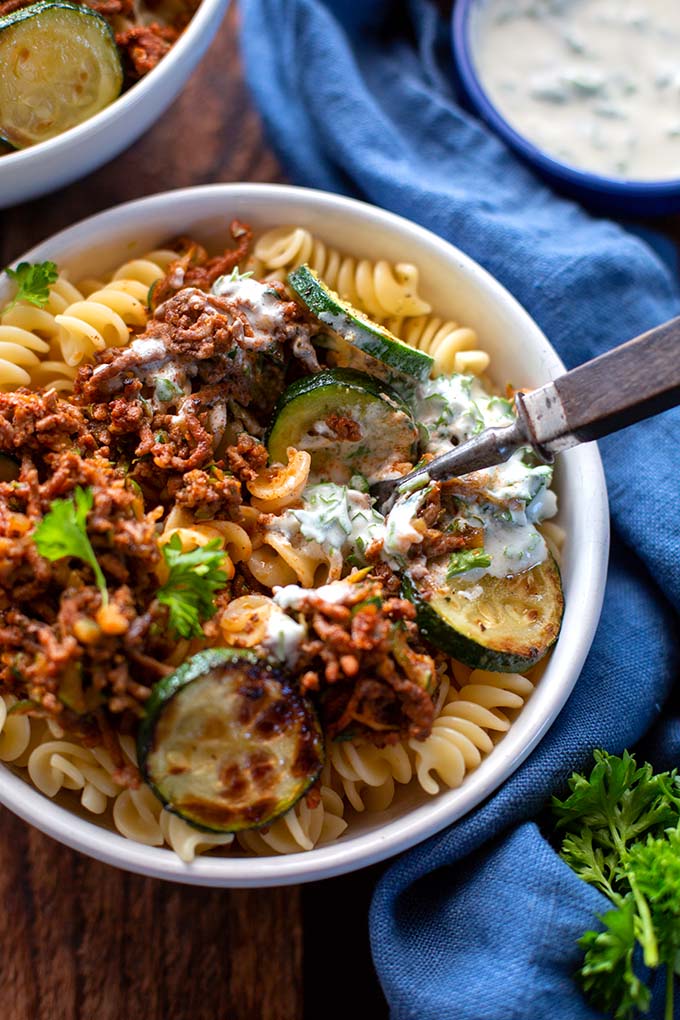 Dieses schnelle Rezept für türkische Pasta mit Hackfleisch, Zucchini & Joghurt-Sauce ist der HAMMER! So einfach, so gut!Familienküche deluxe! Kochkarussell - dein Foodblog für schnelle und einfache Feierabendrezepte.