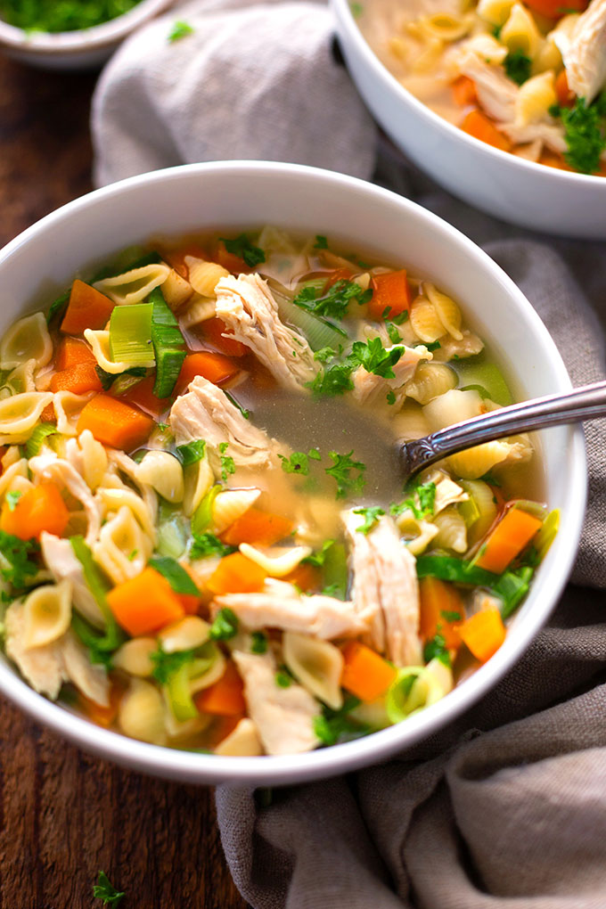 Schnelle Hühnersuppe gegen fiese Erkältung ganz einfach selber machen. Das Beste: Sie schmeckt wie die klassische Hühnersuppe von Oma, steht aber in nur 30 Minuten auf dem Tisch & braucht nur 5 Zutaten. Kochkarussell - dein Foodblog für schnelle und einfache Feierabendrezepte.