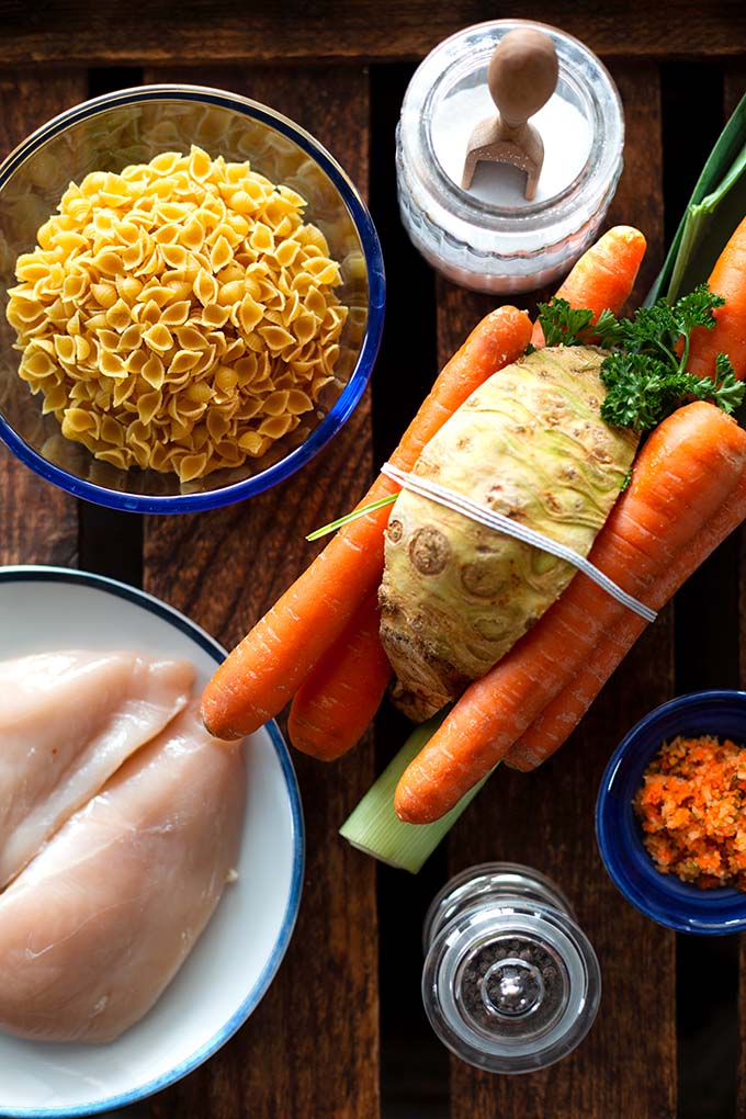 Schnelle Hühnersuppe gegen fiese Erkältung ganz einfach selber machen. Das Beste: Sie schmeckt wie die klassische Hühnersuppe von Oma, steht aber in nur 30 Minuten auf dem Tisch & braucht nur 5 Zutaten. Kochkarussell - dein Foodblog für schnelle und einfache Feierabendrezepte.