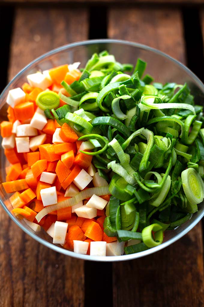 Schnelle Hühnersuppe gegen fiese Erkältung ganz einfach selber machen. Das Beste: Sie schmeckt wie die klassische Hühnersuppe von Oma, steht aber in nur 30 Minuten auf dem Tisch & braucht nur 5 Zutaten. Kochkarussell - dein Foodblog für schnelle und einfache Feierabendrezepte.