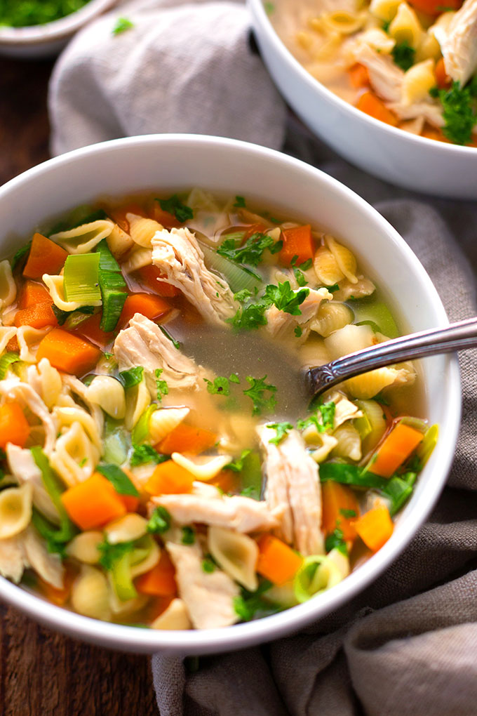 Schnelle Hühnersuppe gegen fiese Erkältung ganz einfach selber machen. Das Beste: Sie schmeckt wie die klassische Hühnersuppe von Oma, steht aber in nur 30 Minuten auf dem Tisch & braucht nur 5 Zutaten. Kochkarussell - dein Foodblog für schnelle und einfache Feierabendrezepte.