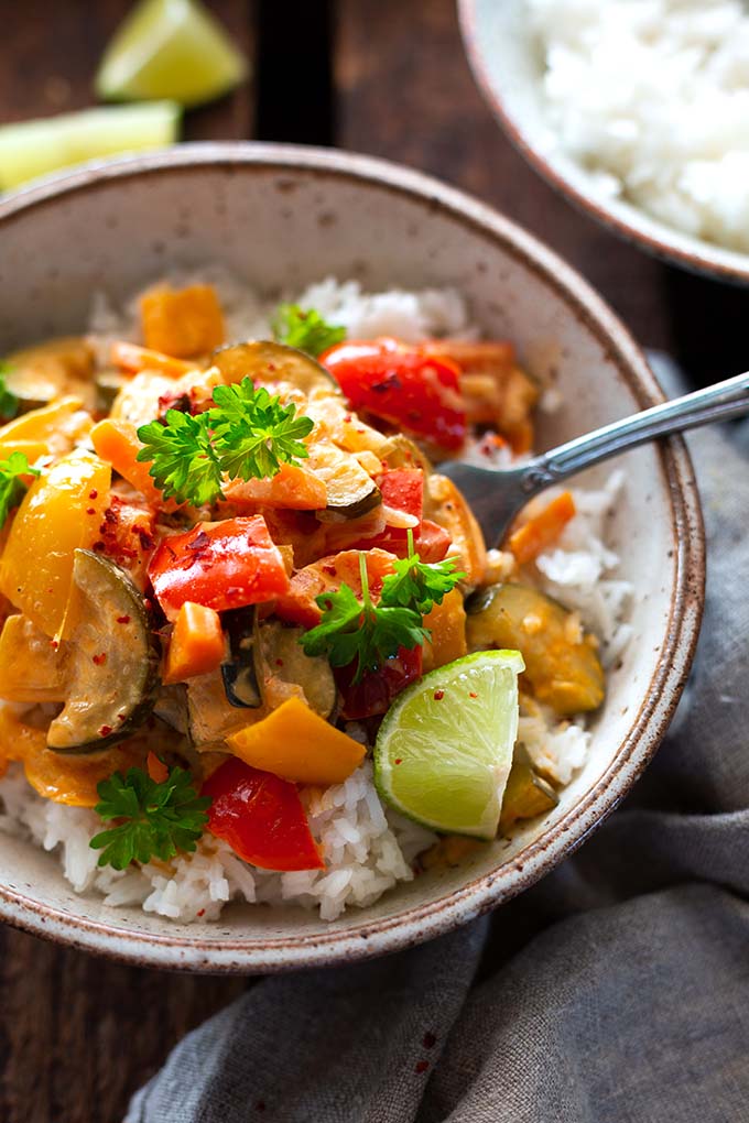 Thai-Gemüse-Curry mit Kokosmilch (30 Minuten!) - Kochkarussell