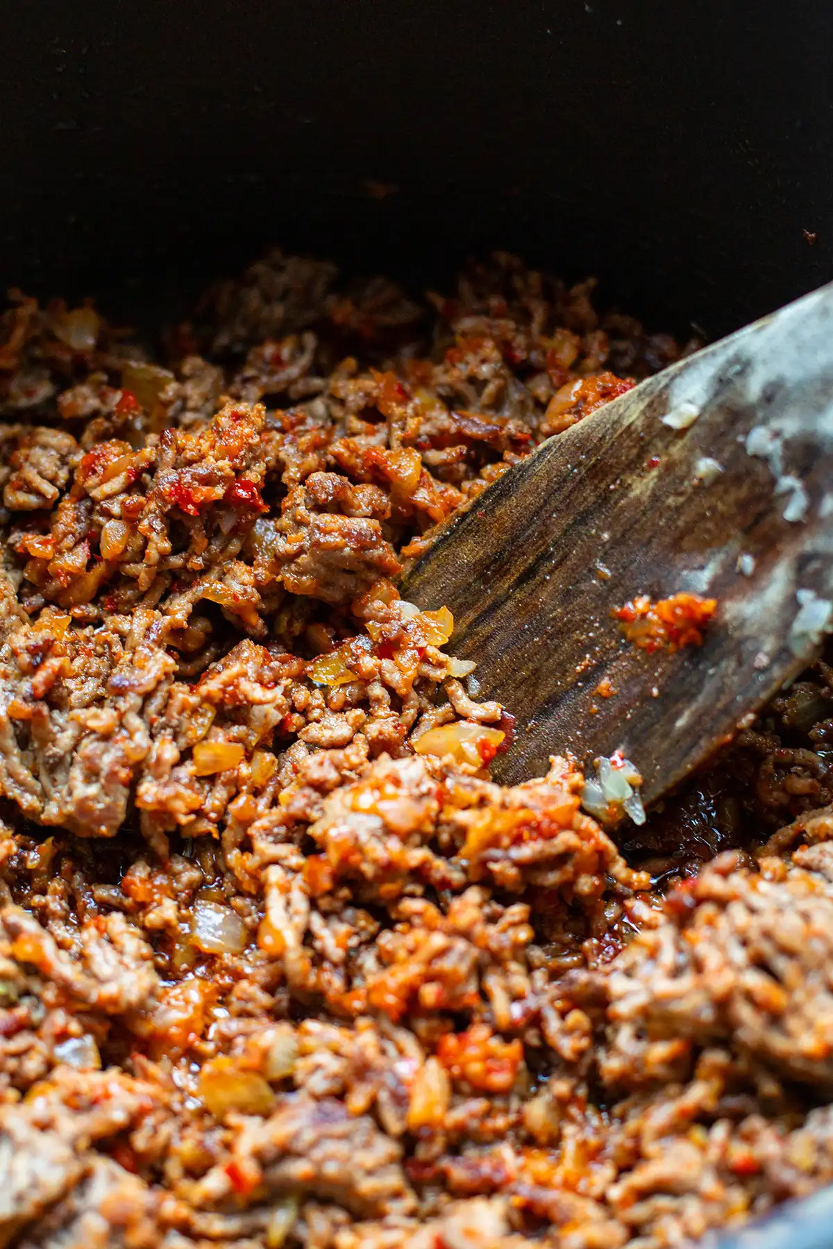 Knusprig angebratenes Hackfleisch mit Zwiebeln und Ajvar im Topf