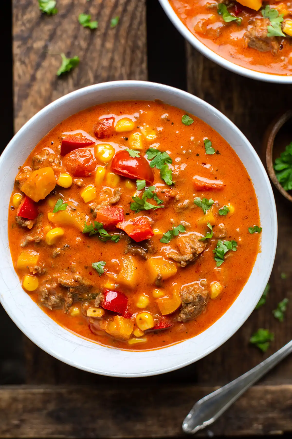 Nahaufnahme der cremigen Pizzasuppe mit Hackfleisch, Paprikastücken und Mais