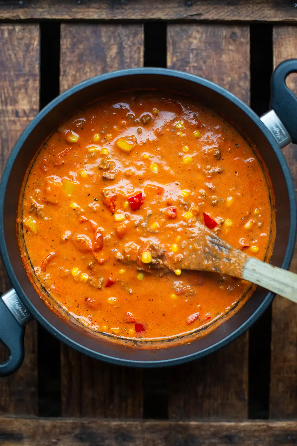 Fertige Pizzasuppe mit Hackfleisch im großen Topf, cremig und herzhaft